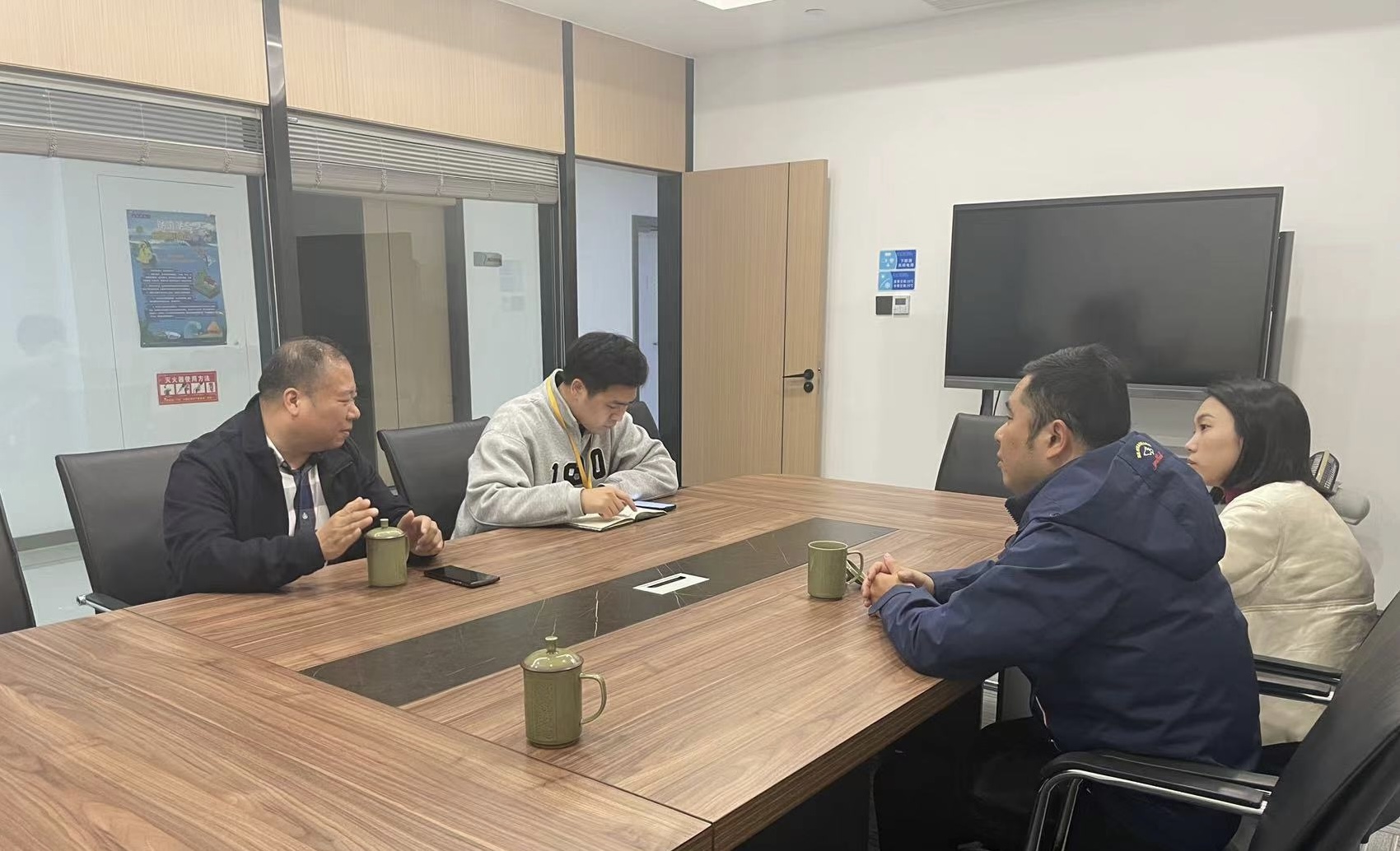 雙嶼街道黨工委委員、紀工委書記葉鋒一行赴面粉公司考察調研